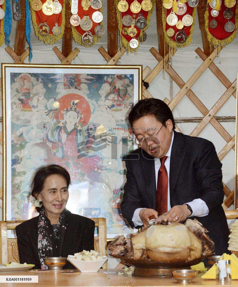 Suu Kyi in Mongolia