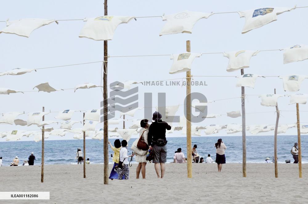 Art show features 930 T-shirts