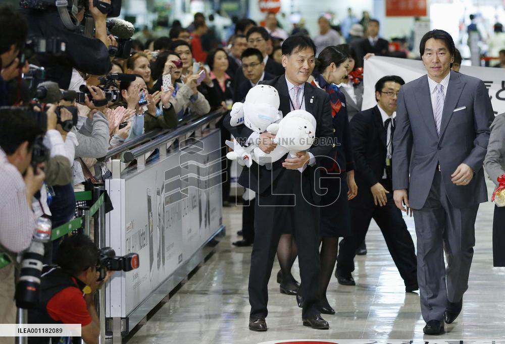Matsui returns to Japan ahead of ceremony