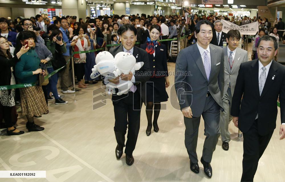 Matsui returns to Japan ahead of ceremony