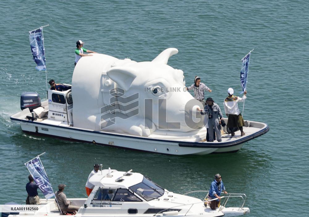 Huge dog statue in "Dog island"