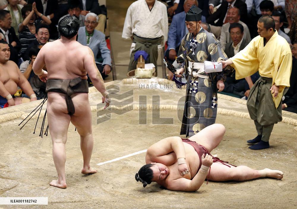 Hakuho beats Kisenosato