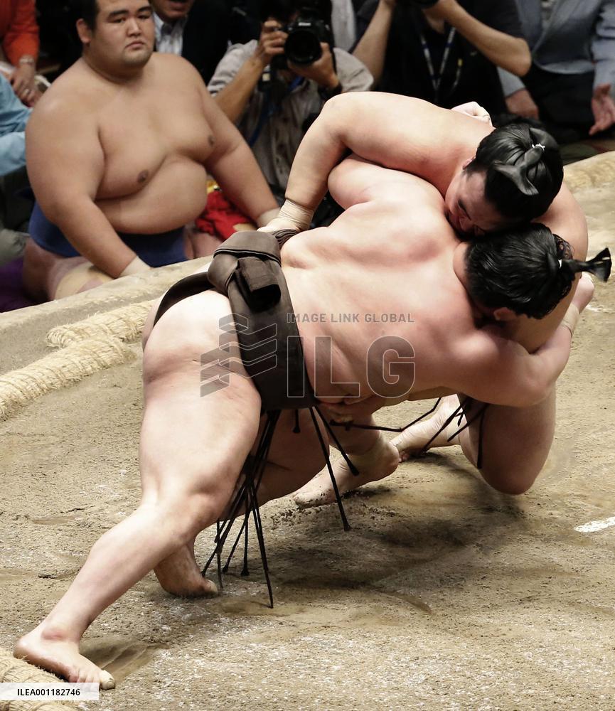 Hakuho beats Kisenosato