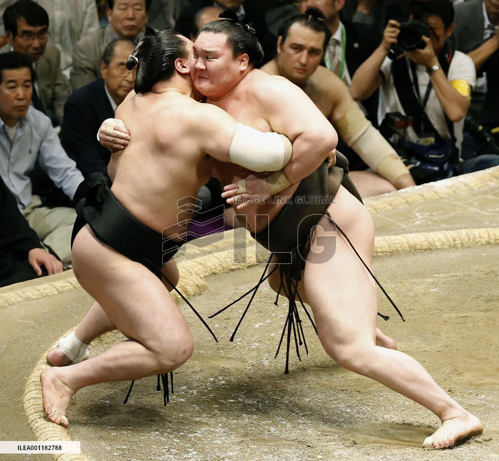 Hakuho wins 25th career title