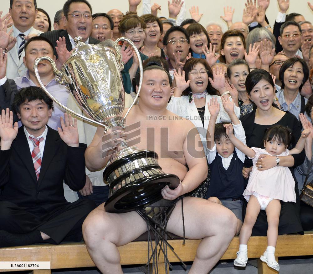 Hakuho wins 25th career title
