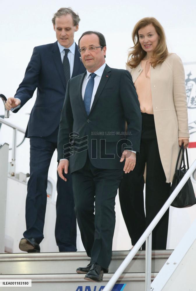 Hollande arrives in Japan
