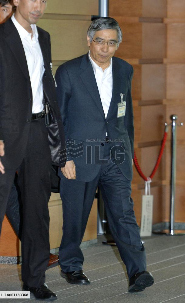 BOJ's Kuroda, Abe meet amid market volatility