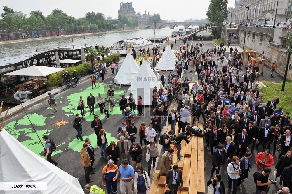 Walking path on bank of the Seine