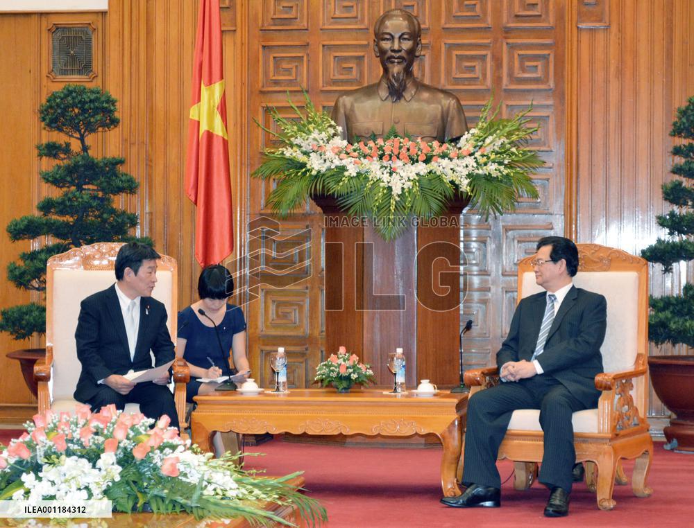 Japanese trade minister in Hanoi