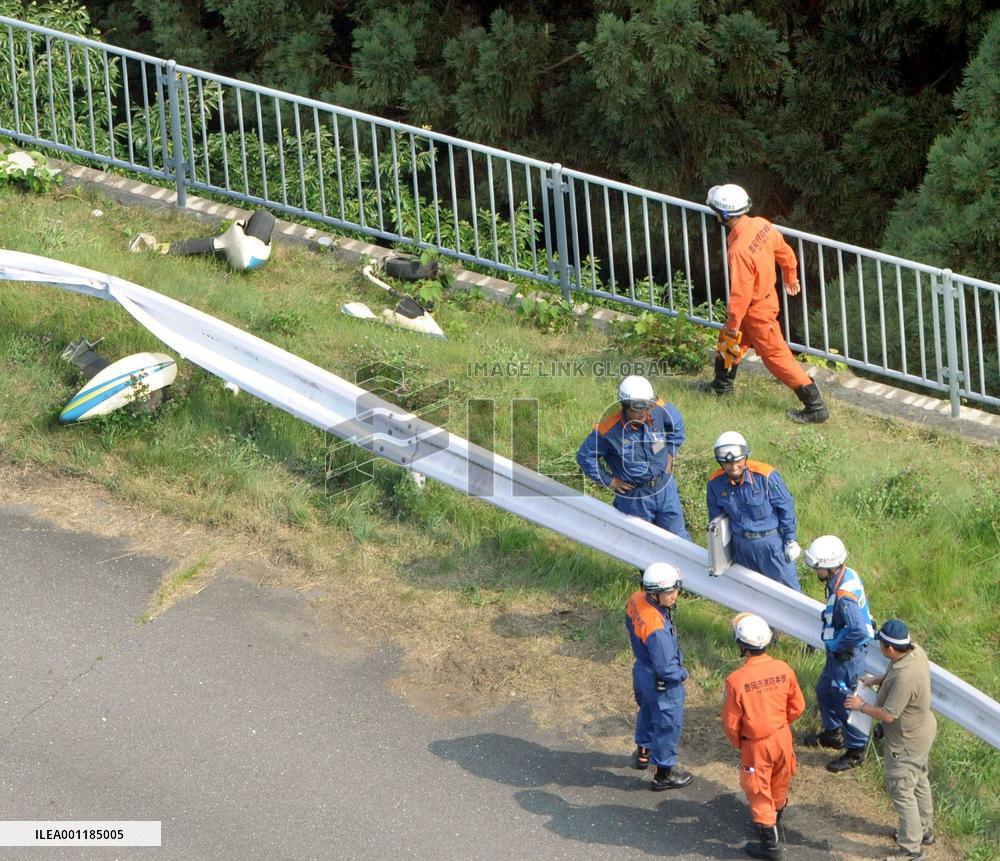 Light aircraft overruns runway