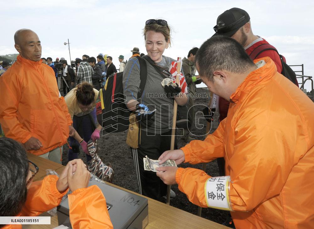 Climbers on Mt. Fuji asked to pay admission fee