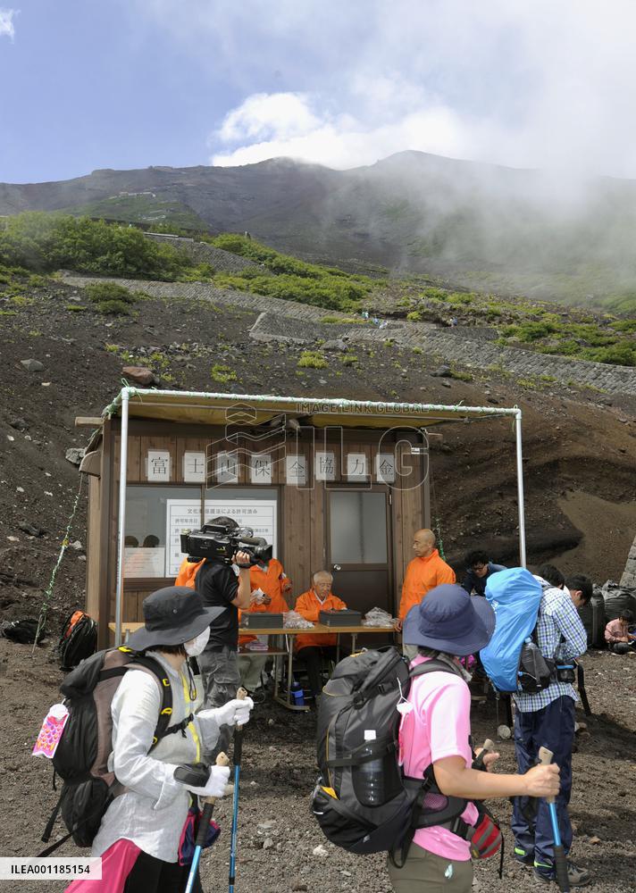 Climbers on Mt. Fuji asked to pay admission fee