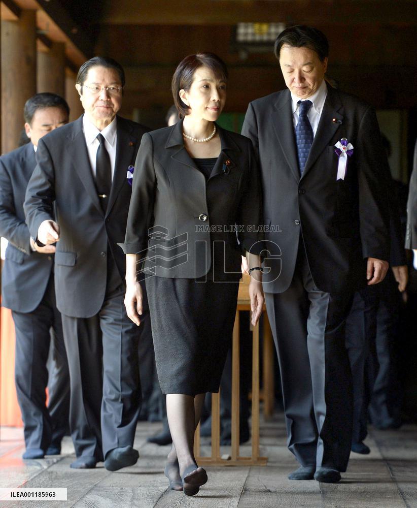 Yasukuni Shrine on anniv. of Japan's WWII defeat