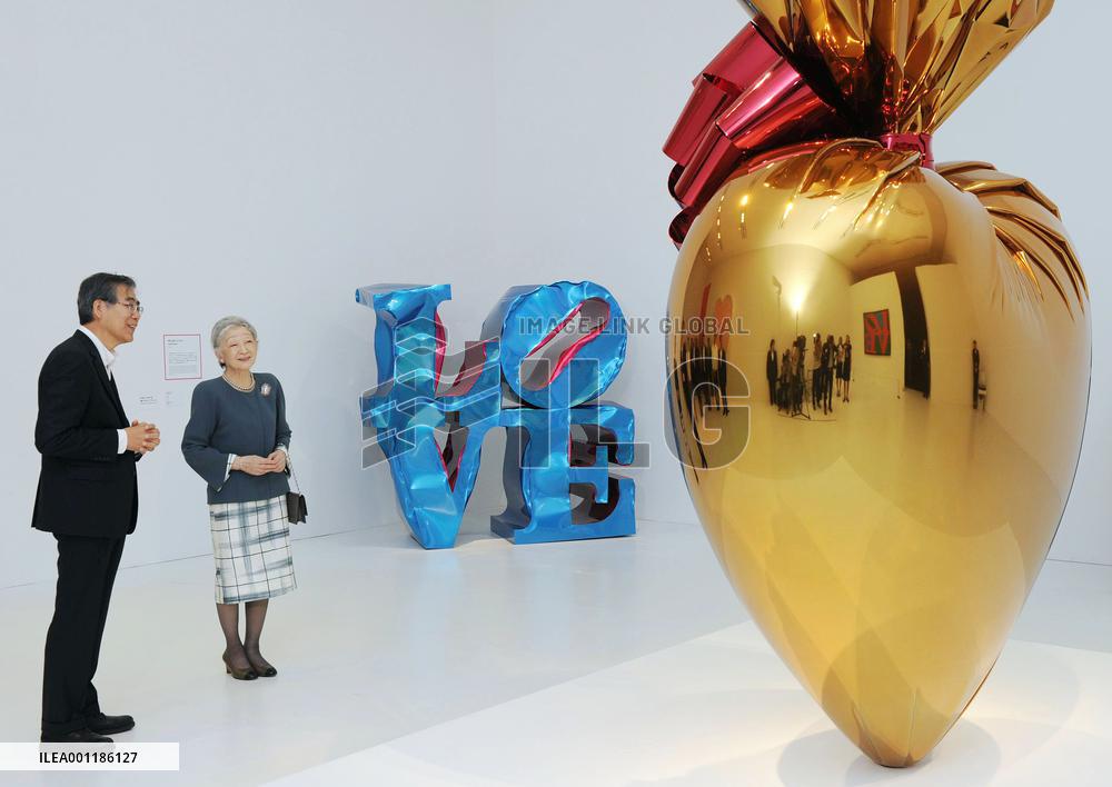 Empress visits 'love exhibit'