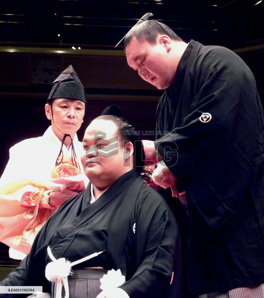 Sumo wrestler retires