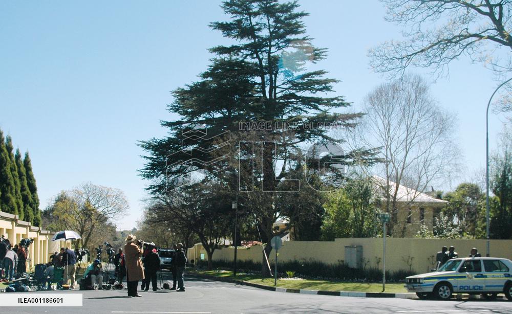 Mandela leaves hospital