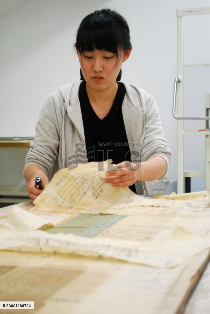 Tohoku students trying to become art restorers