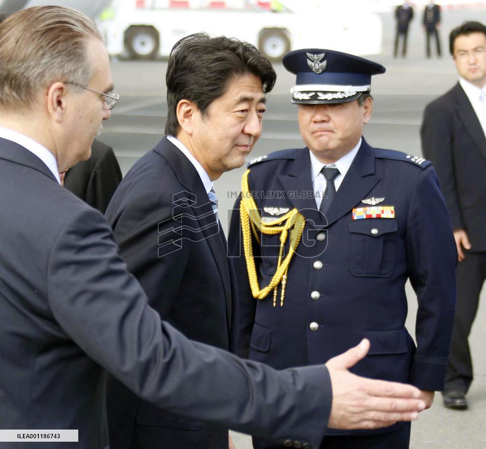 Abe arrives in Russia