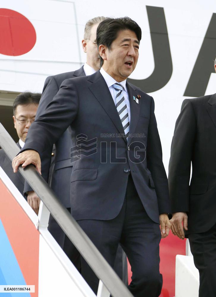Abe arrives in Russia