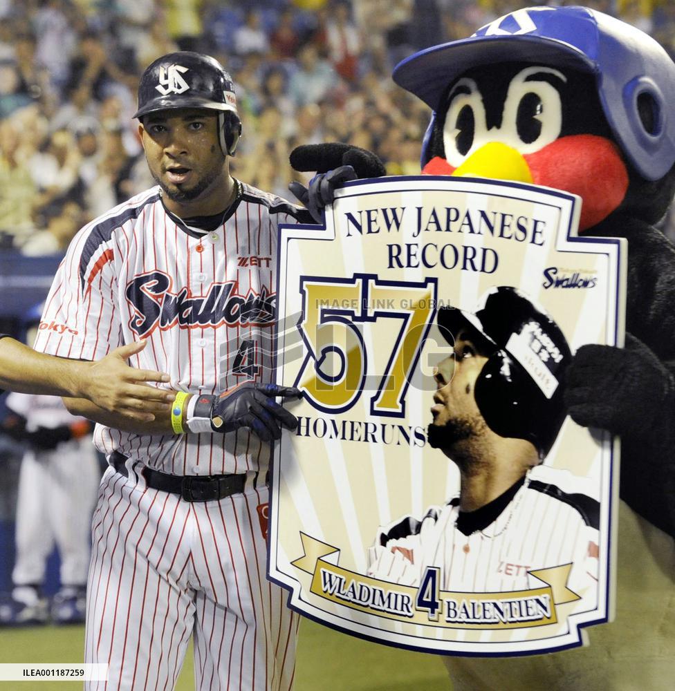 Balentien breaks Japan home run record