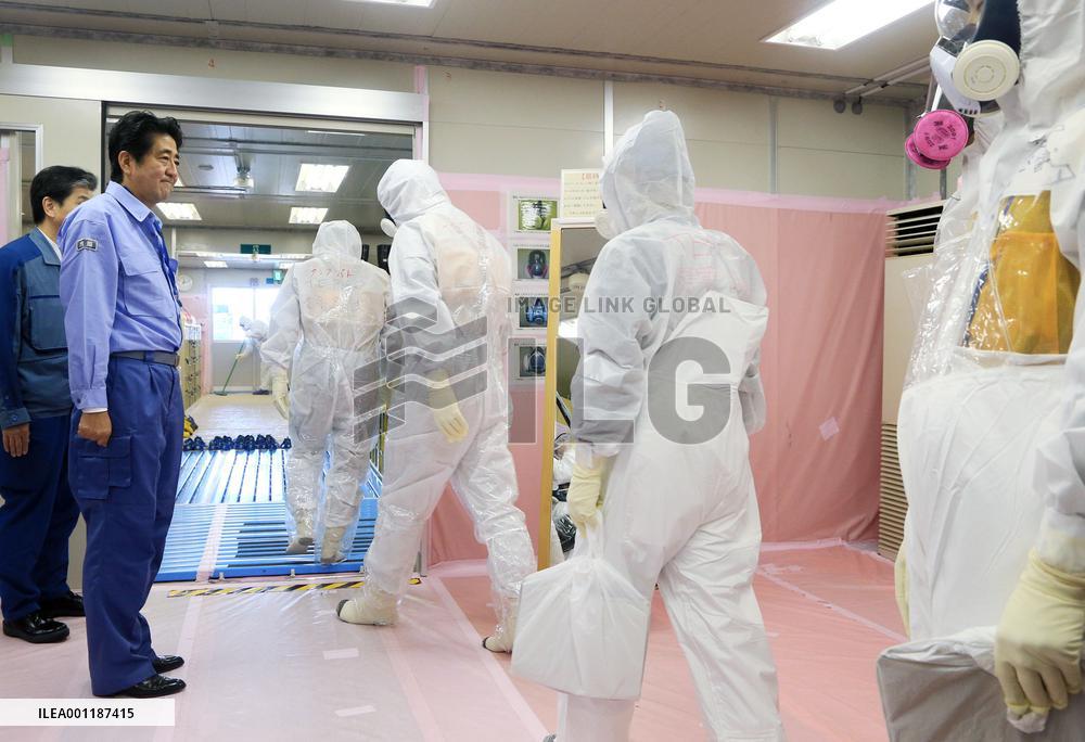 Abe visits Fukushima Daiichi plant
