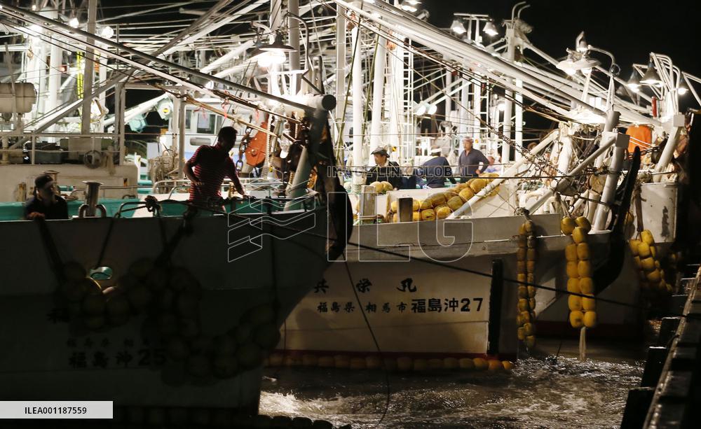Fukushima fishermen restart operations