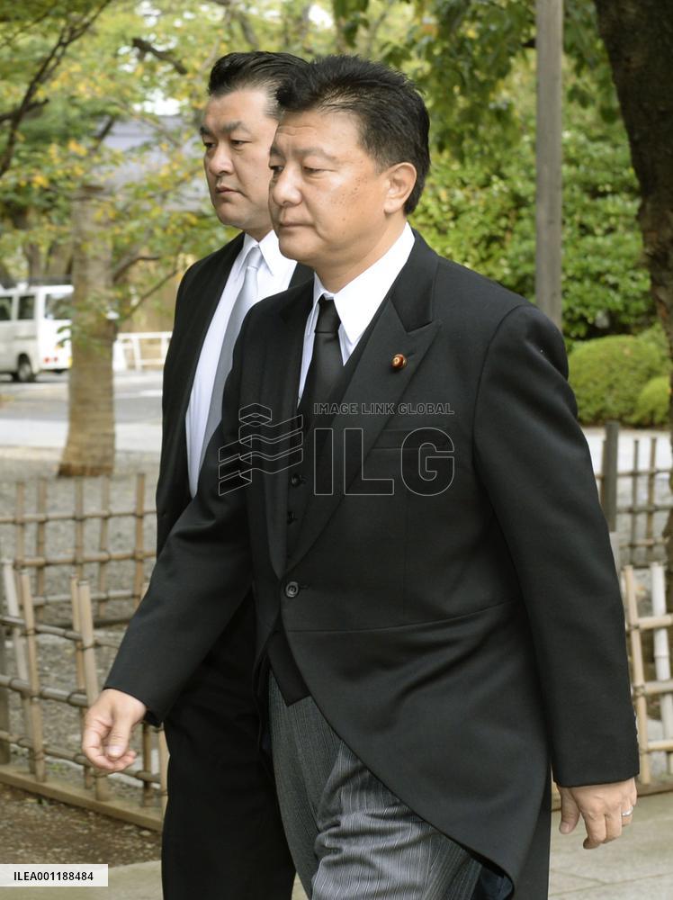 Internal affairs minister visits Yasukuni Shrine