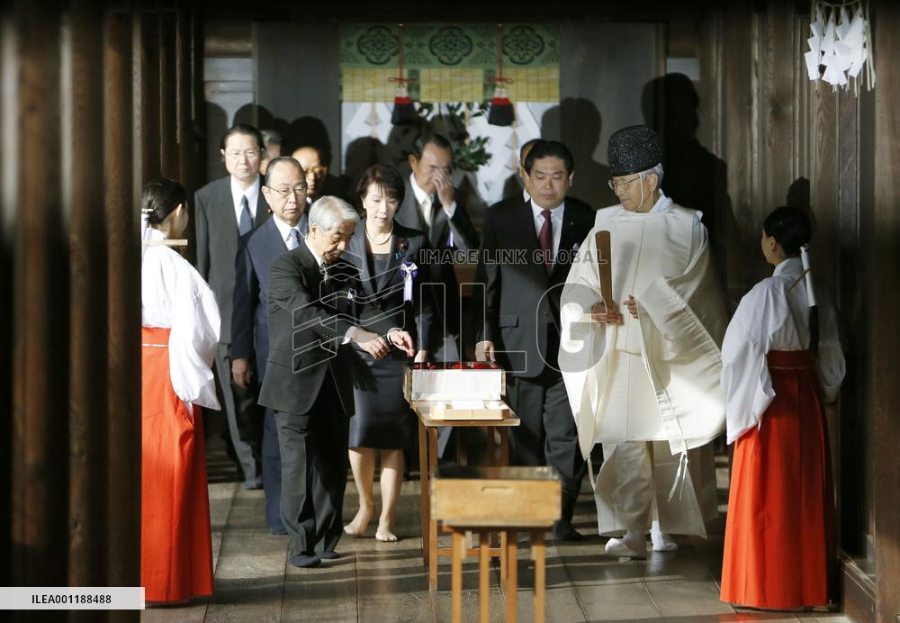 Lawmakers visit Yasukuni Shrine