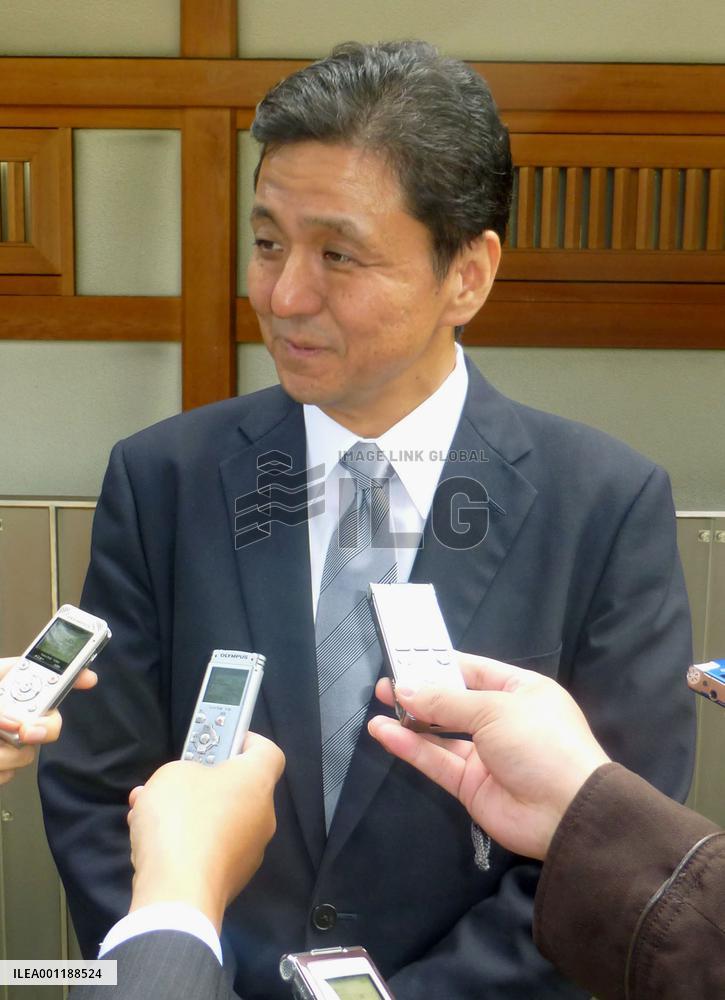 Abe's brother visits Yasukuni