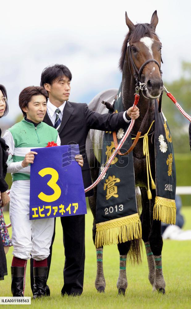 Epiphaneia wins Kikka-sho