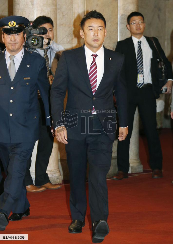 Lawmaker who handed letter to emperor