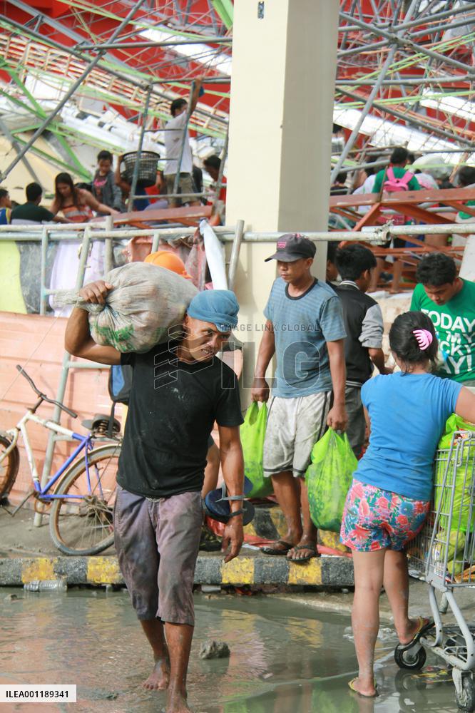 Looting in typhoon-hit Philippine city