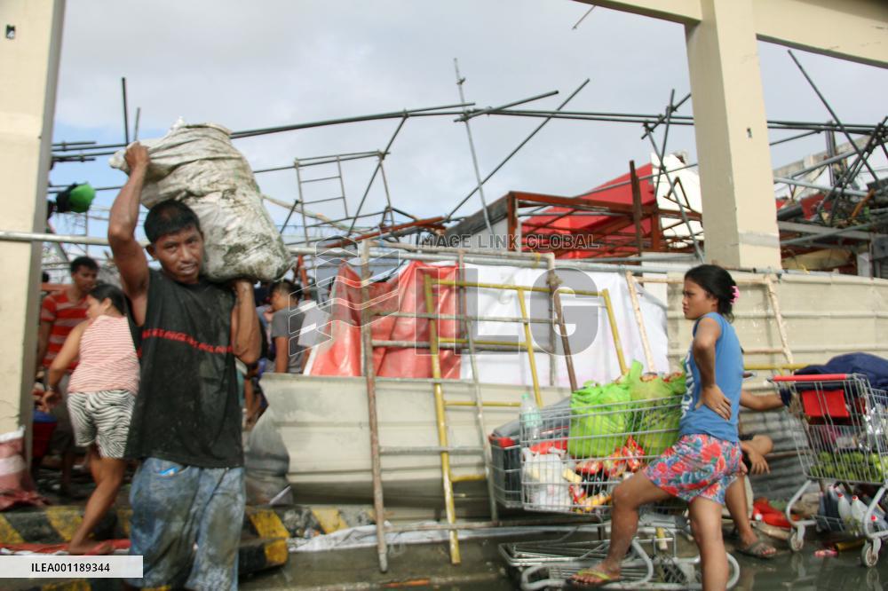 Looting in typhoon-hit Philippine city