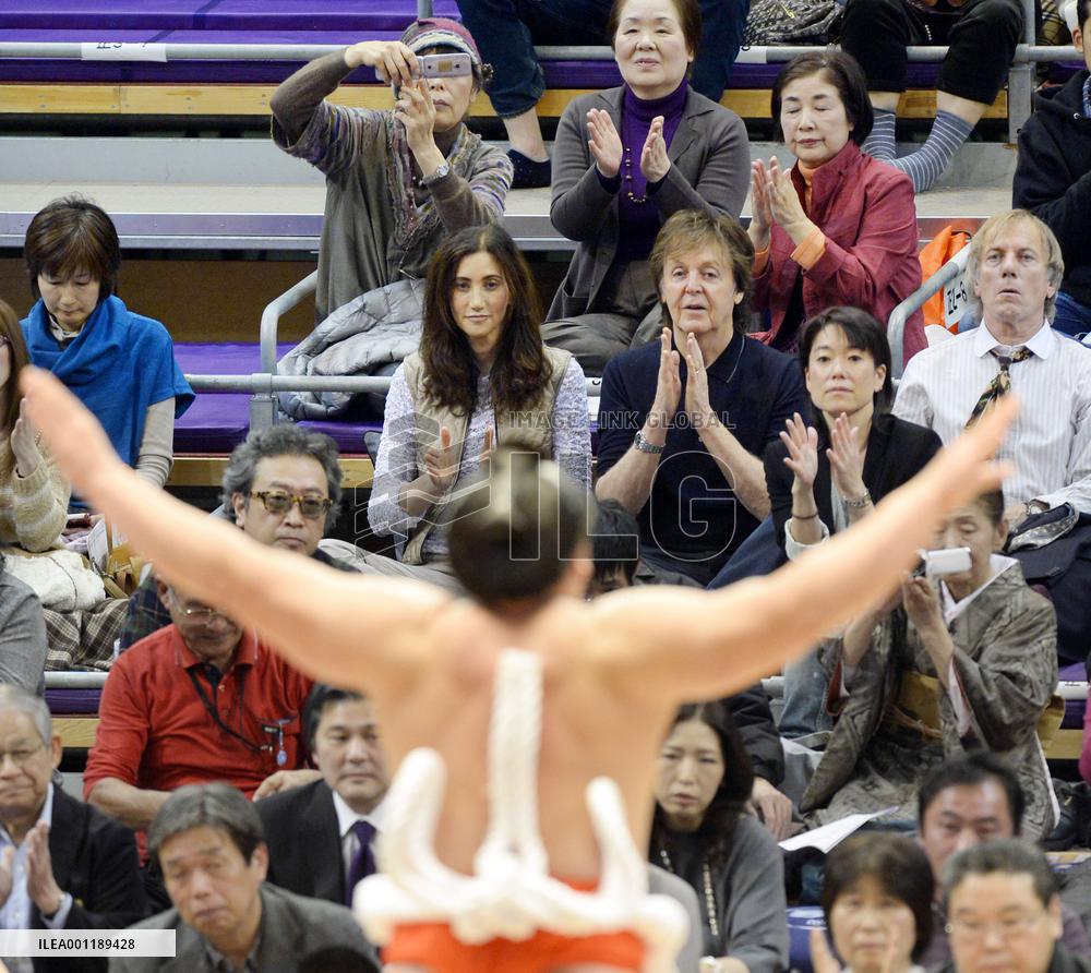 Paul McCartney watches sumo