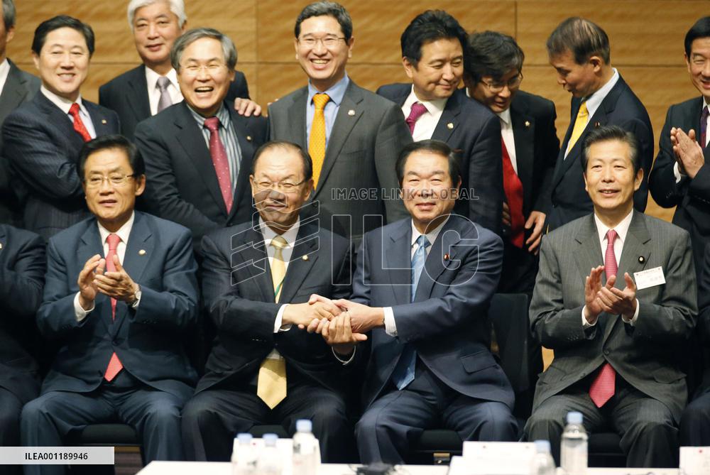 Japan, S. Korea lawmakers