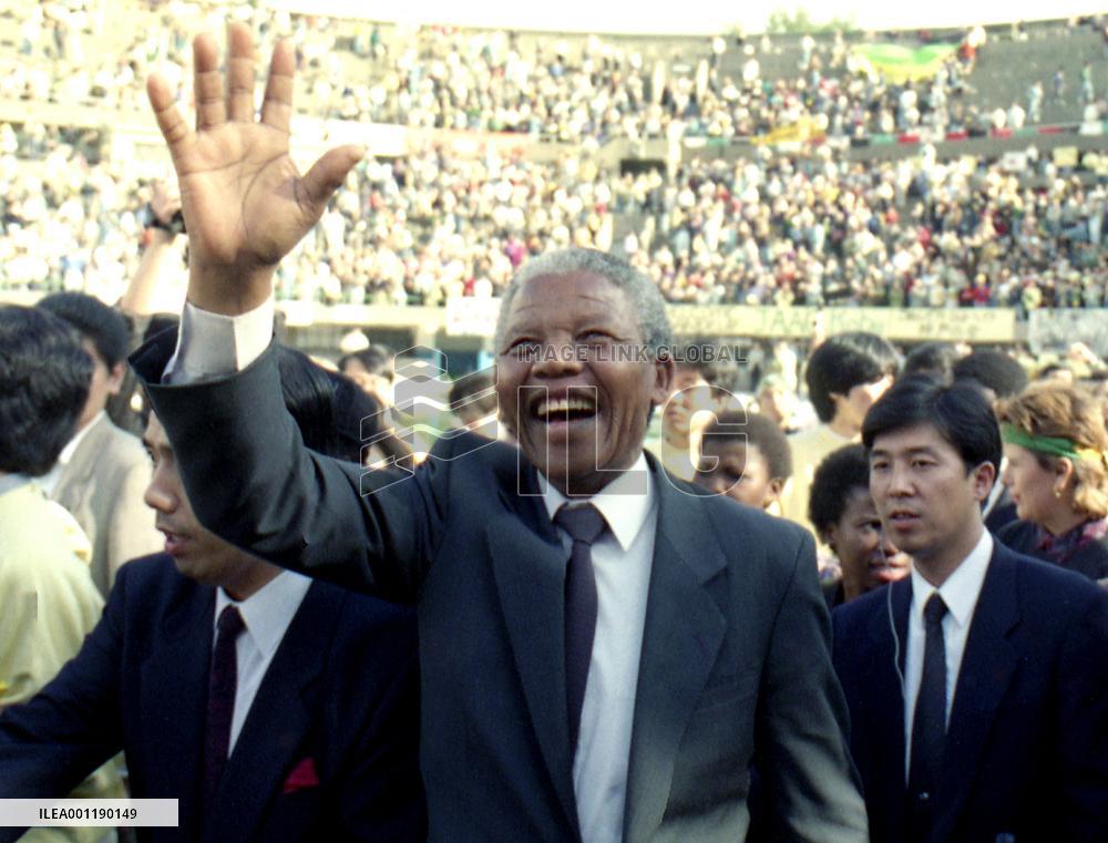 Nelson Mandela dies