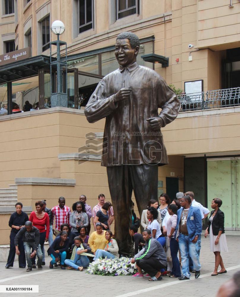 Nelson Mandela dies
