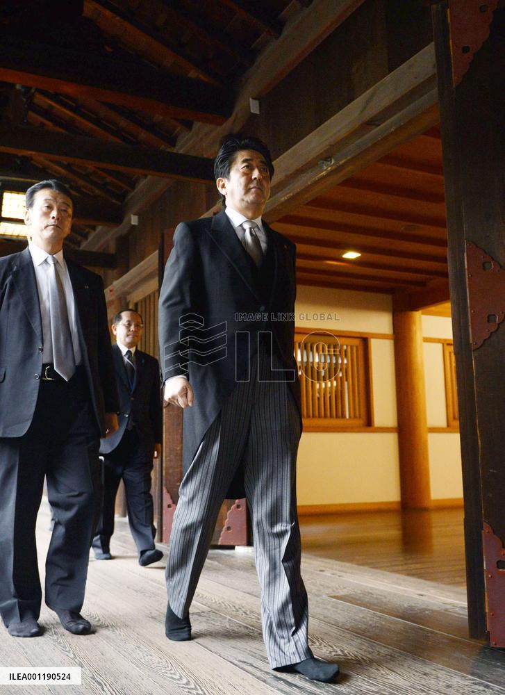PM Abe visits Yasukuni Shrine