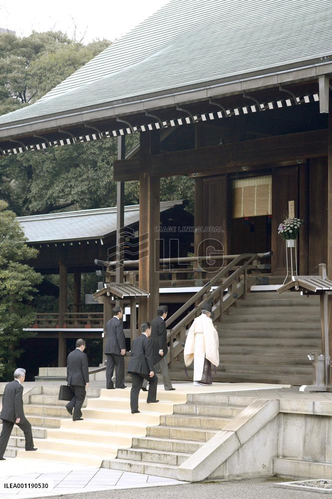 PM Abe visits Yasukuni Shrine