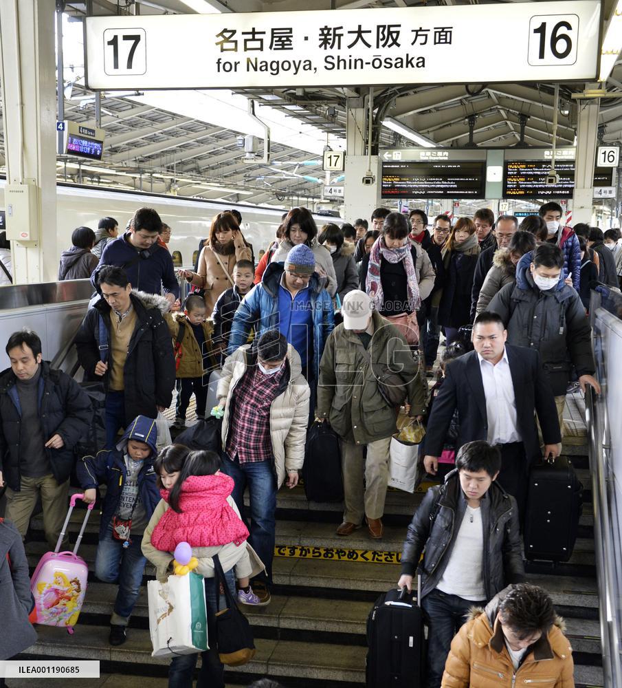 Returning New Year's travelers reach peak