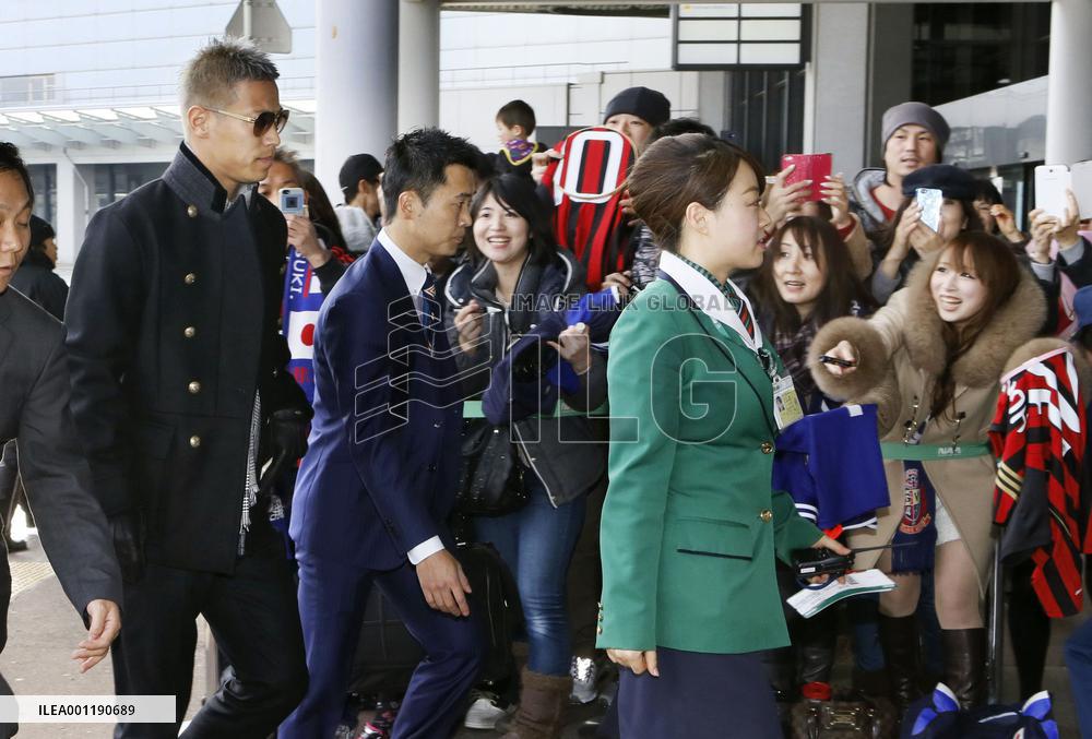 Honda leaves Japan to play for AC Milan