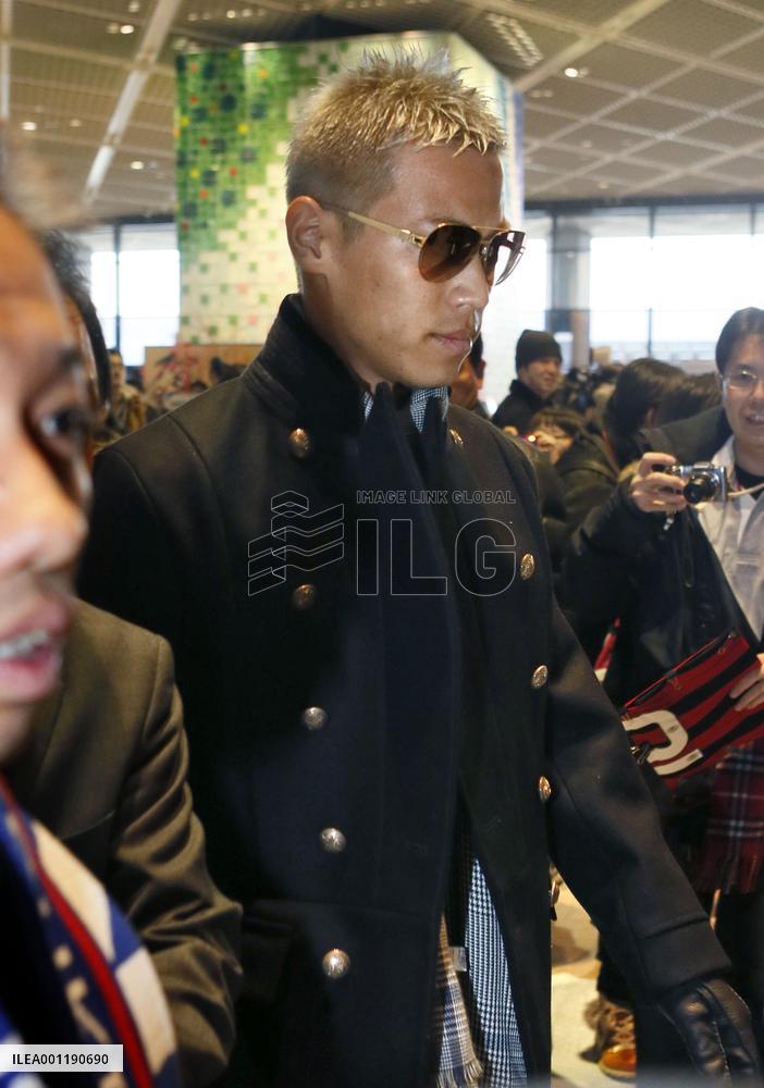Honda leaves Japan to play for AC Milan