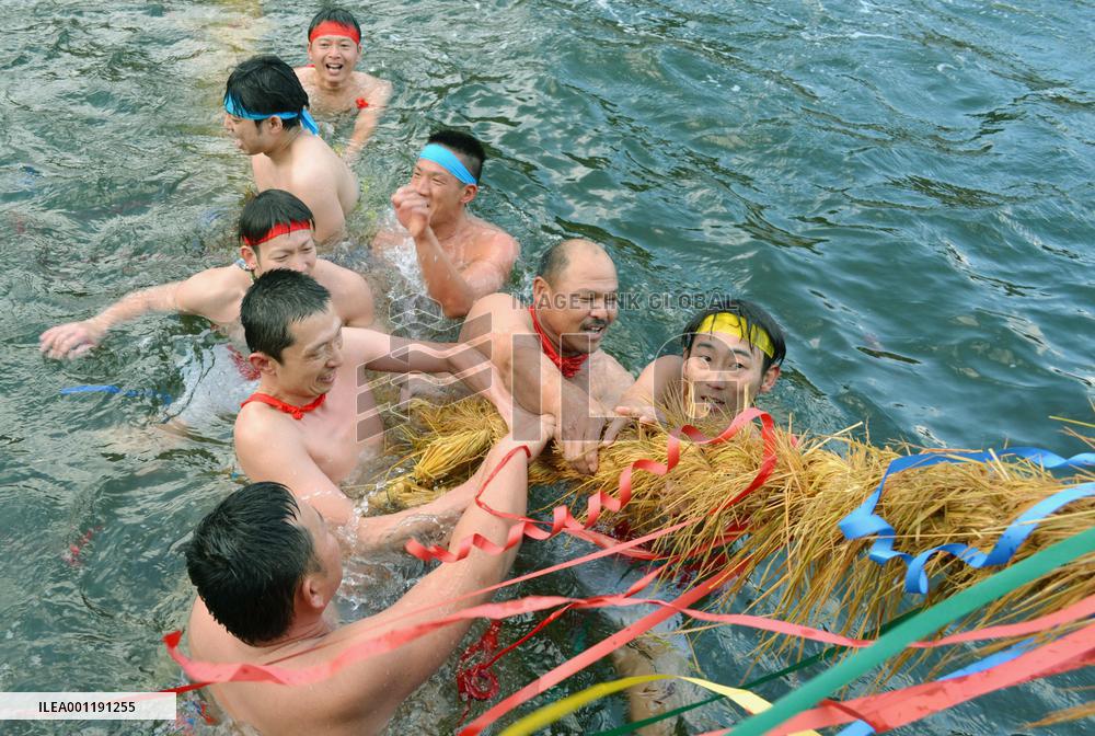 Men brave cold waters in tug-of-war tradition