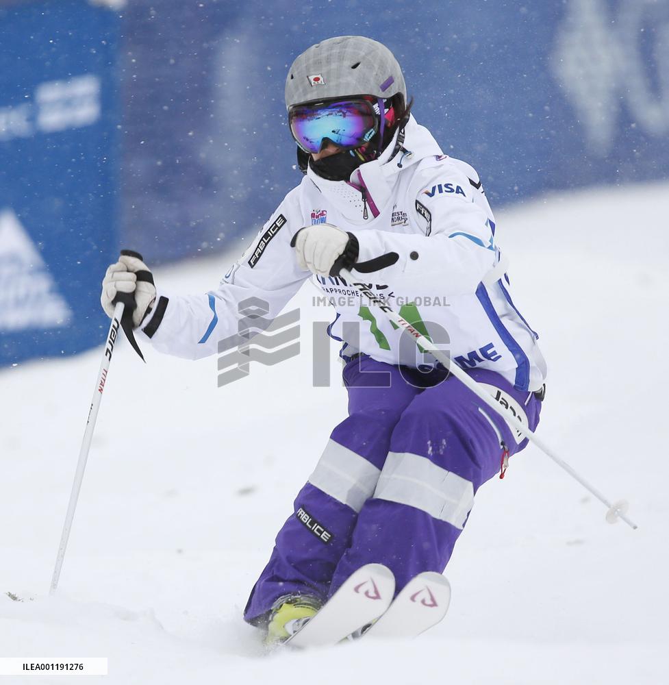 Uemura competes in 6th round of World Cup moguls