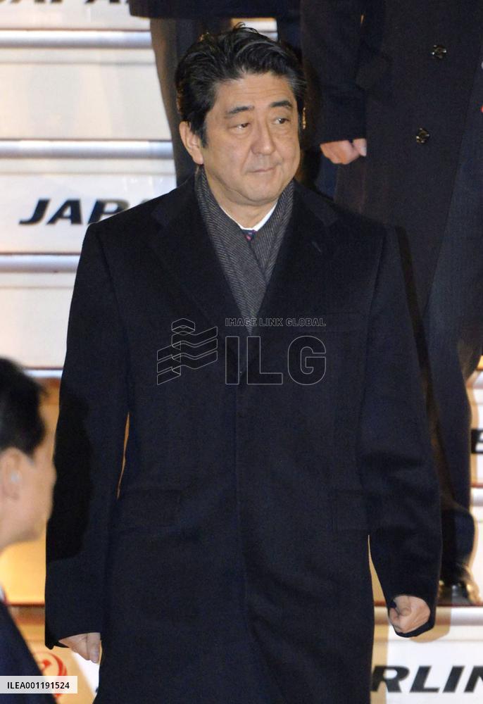 Abe returns from Davos