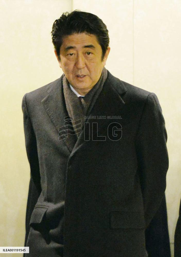 Abe returns from Davos