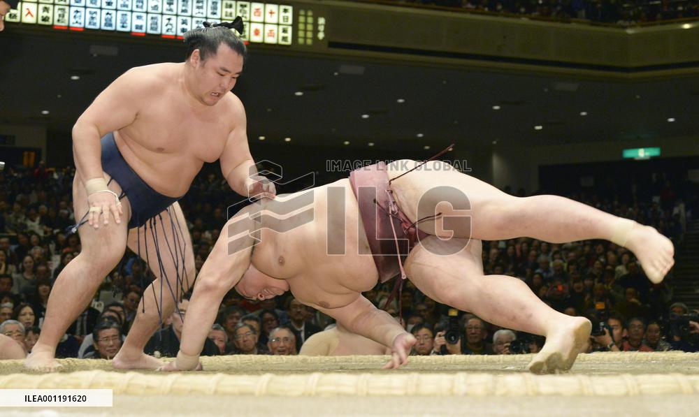 Ozeki Kakuryu sets stage for showdown with Hakuho
