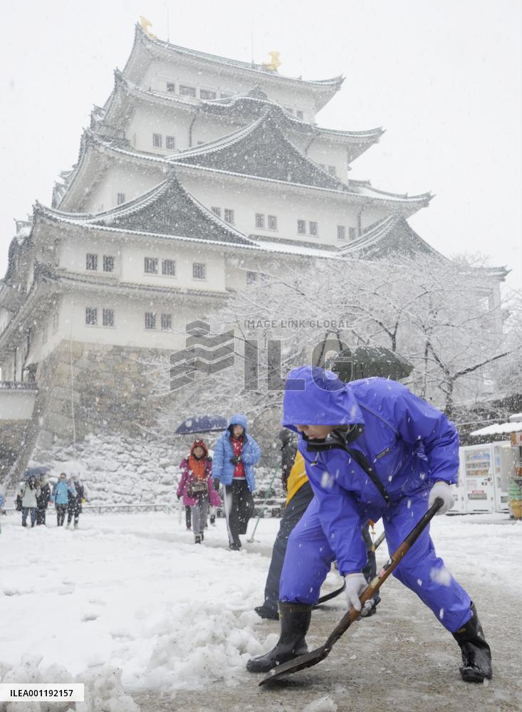 Snow blankets many parts of Japan, disrupting traffic