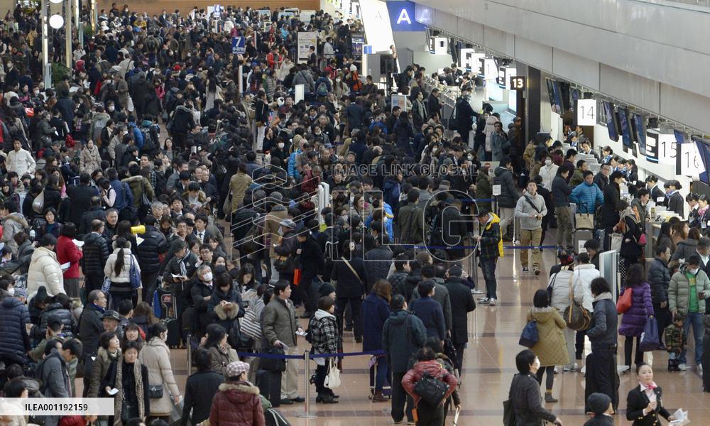 Snow blankets many parts of Japan, disrupting traffic