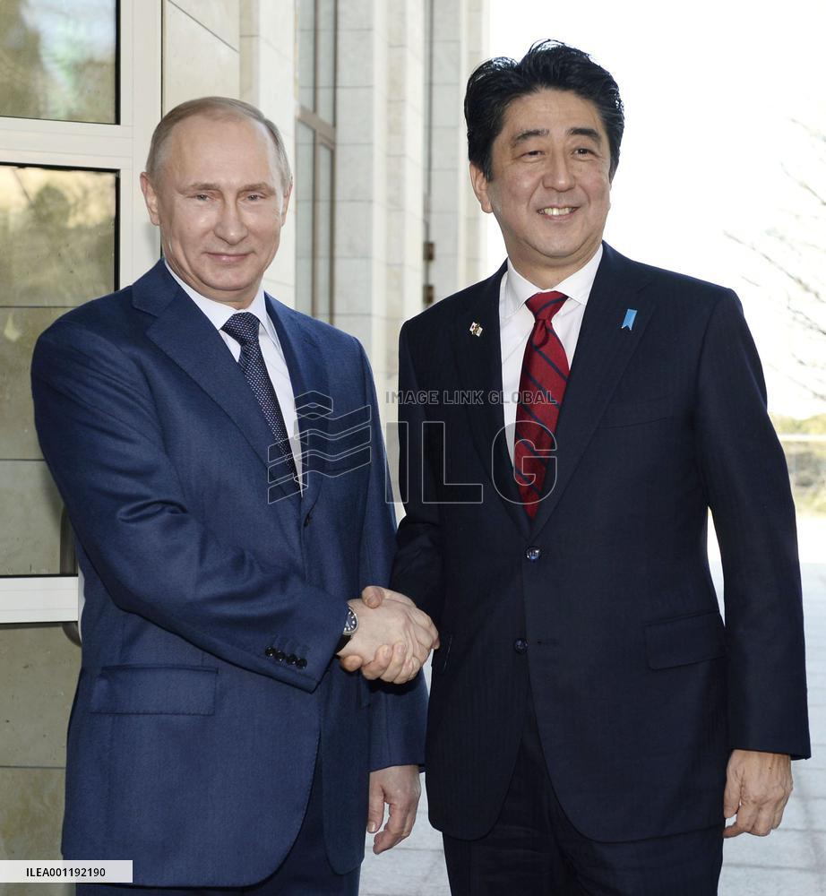 Japanese PM Abe meets with Russian Pres. Putin in Sochi
